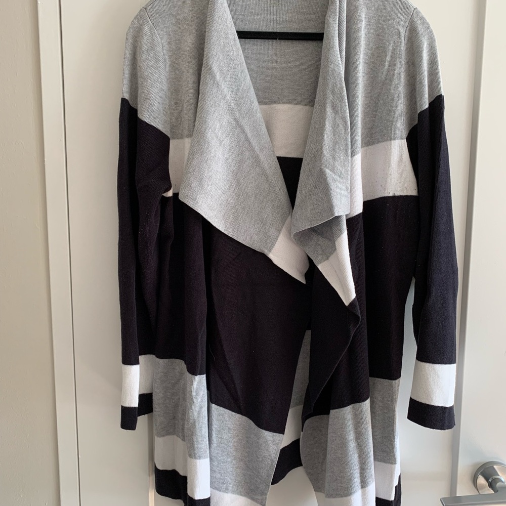 This is a long sloppy cardigan with irregular length at the bottom